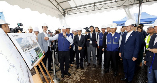 문재인 대통령이 15일 오후 취임 이후 최초로 GS건설, 삼보ENC, 동아지질, 삼정스틸이 건설 중인 2조원 규모의 싱가포르 지하철 빌딩형 차량기지를 둘러봤다.<연합뉴스>